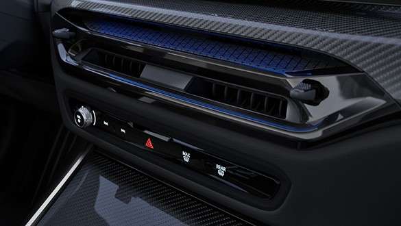 全系标配8.8英寸中央触控显示屏